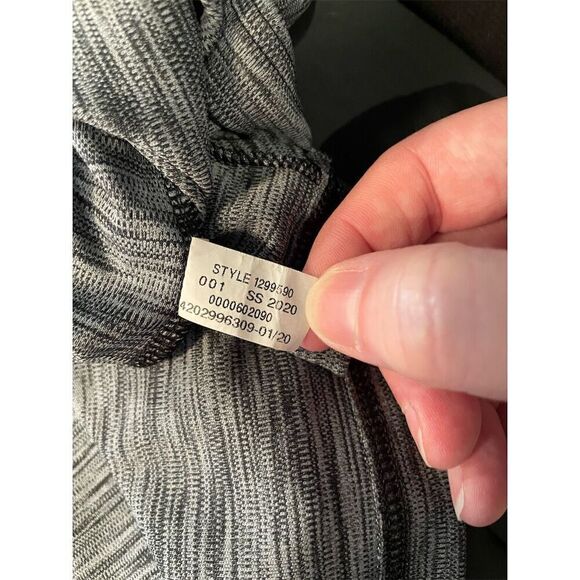 Under Armour Women's Gray V-Neck Short Sleeve T-Shirt Size M Casual - Picture 9 of 9